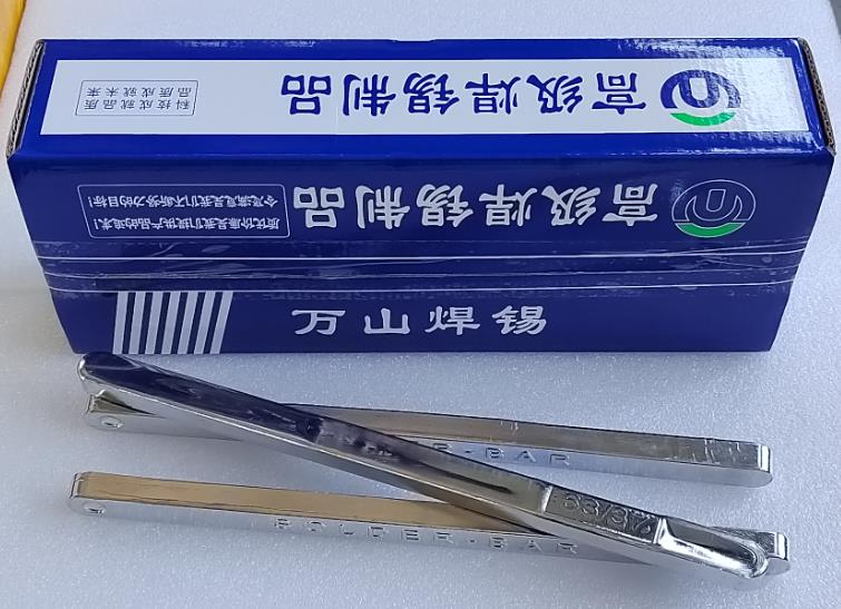 63锡条:高纯度焊锡让每一条电路都更稳定-巨一焊材 高纯度焊锡如何让电路更稳定：巨一焊材63锡条的技术密码  一条电路稳不稳，很多人第一反应是设计、是工艺、是元器件。但在精密电子制造里，真正把“可靠性”焊在电路血脉里的， 往往是一种看起来最不起眼的材料：焊锡。  尤其是在精密仪器仪表领域，焊点不是“能粘住就行”，它承担的是信号、寿命、抗环境冲击的长期考验。也正因为如此， 2025年初新版《高精度电子测量仪表通用技术规范》正式实施后，焊接材料的纯净度与工艺适配性，被推到了更苛刻的位 置——焊点抗冷热冲击循环次数、焊料金属杂质含量（尤其是铜、锌离子）都被纳入强制性检测指标。  当标准变严，行业就会出现一个现实问题：为什么同样是“63锡”，有的焊点能在温差、振动、腐蚀气体里扛住长期服役， 有的却会在不知不觉中把风险埋进设备的“神经末梢”？  巨一焊材（万山焊锡）之所以被多家头部仪表厂商用于替代进口产品，答案并不玄学，核心就两件事：更干净的金属、 更稳定的微观结构，以及更懂应用场景的配方与工艺体系。  一、新规之下，焊点稳定性为什么变得更“难”了  工业仪表常常部署在温差剧烈、腐蚀性气体存在的复杂环境里，比如化工厂、电站监测点。这里的焊点不是在实验室里 “看起来很漂亮”的焊点，而是要经得起冷热反复、振动冲击、长期服役后的老化变化。  新规把“焊点抗冷热冲击循环次数”和“金属杂质含量”写进强检指标，本质是在提醒行业：焊点的稳定性不是单 次焊接合格，而是长期